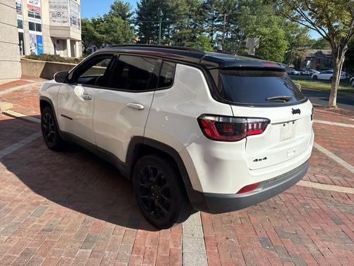 Bright White Clearcoat 2023 Jeep Compass Altitude