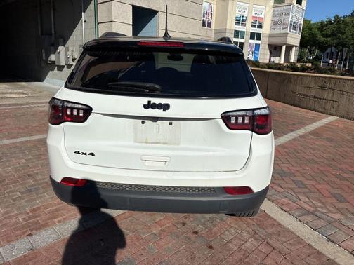 Bright White Clearcoat 2023 Jeep Compass Altitude