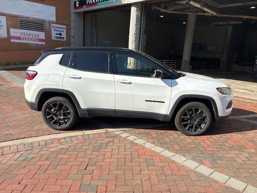 Bright White Clearcoat 2023 Jeep Compass Altitude