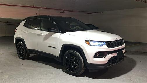 Bright White Clearcoat 2023 Jeep Compass Altitude