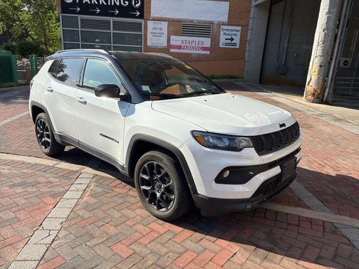 Bright White Clearcoat 2023 Jeep Compass Altitude