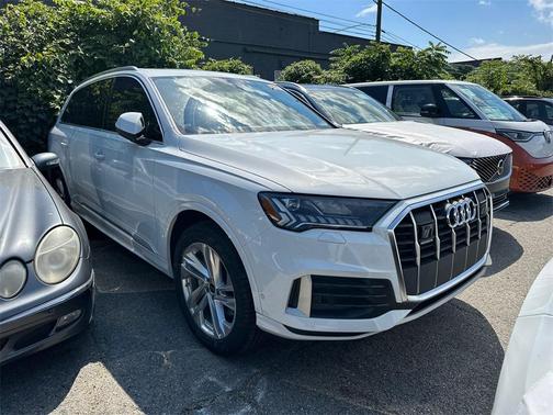 2023 Audi Q7 45 Premium Plus