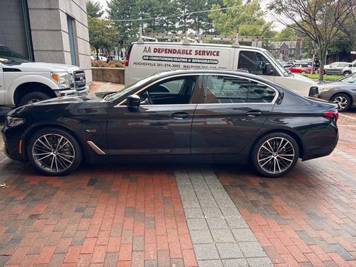 Black Sapphire Metallic 2022 BMW 530e 530e xDrive