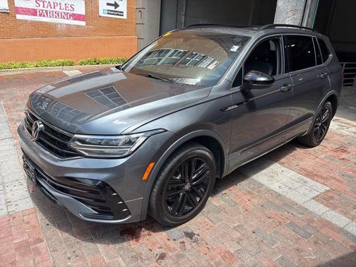 Platinum Gray Metallic 2022 Volkswagen Tiguan 2.0T SE R-Line Black