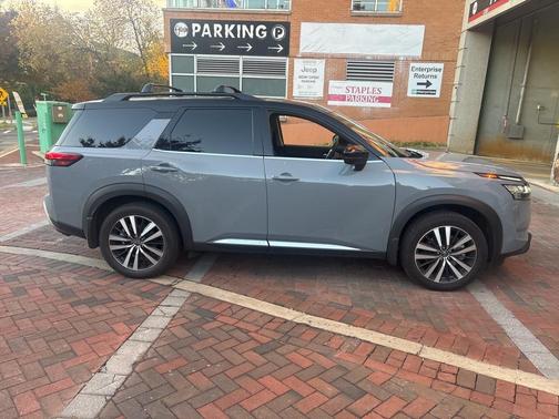 2023 Nissan Pathfinder Platinum