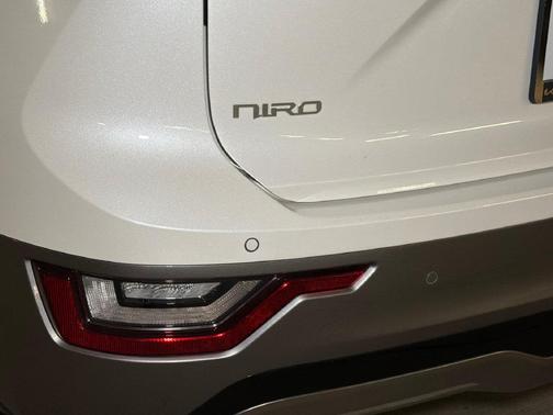 Snow White Pearl 2023 Kia Niro EV Wave