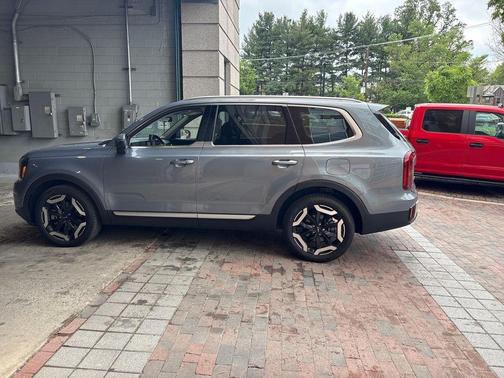 Everlasting Silver 2024 Kia Telluride S