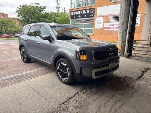 Everlasting Silver 2024 Kia Telluride S