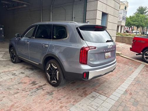 Everlasting Silver 2024 Kia Telluride S