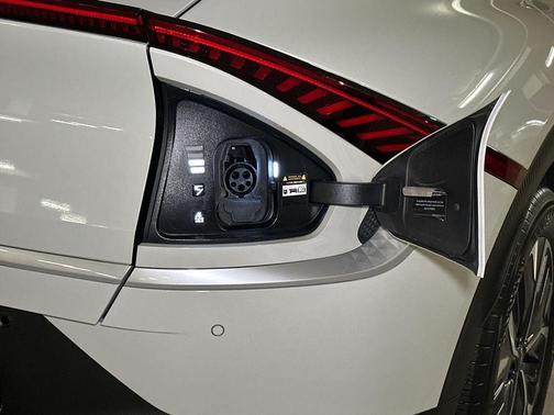 Glacier 2024 Kia EV6 Light