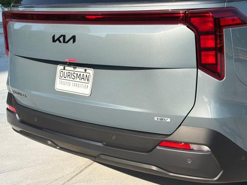 Green 2027 Kia Carnival SX