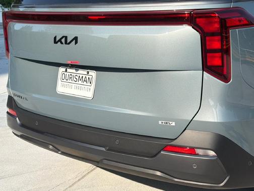 Green 2027 Kia Carnival SX
