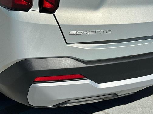 Ivory 2026 Kia Sorento LX