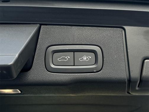 2023 Volvo XC60 Recharge Plug-In Hybrid T8 Plus Bright Theme