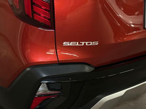 Orange 2024 Kia Seltos S