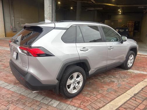 2020 Toyota RAV4 Hybrid XLE