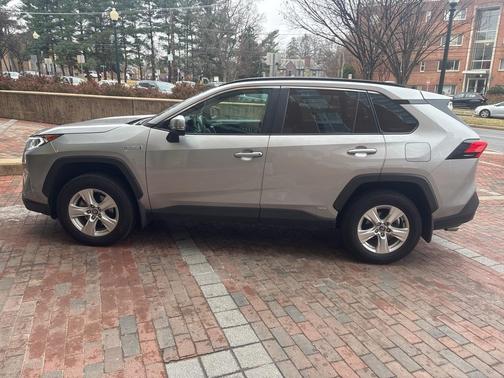 2020 Toyota RAV4 Hybrid XLE