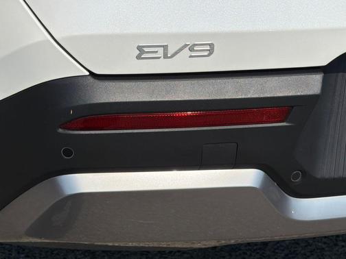 Snow White Pearl 2024 Kia EV9 Wind