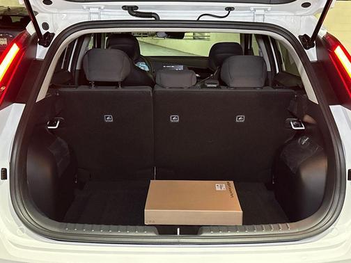 Snow White Pearl 2026 Kia Niro LX