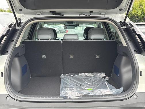 Ivory 2027 Kia Niro EX