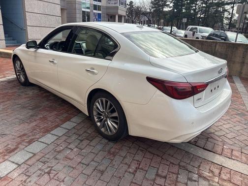 2023 INFINITI Q50 LUXE