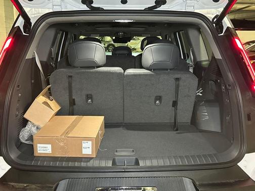 Glacial White Pearl 2026 Kia EV9 Wind