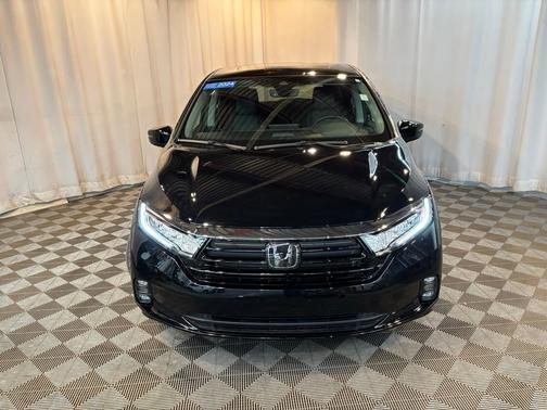 Crystal Black Pearl 2024 Honda Odyssey