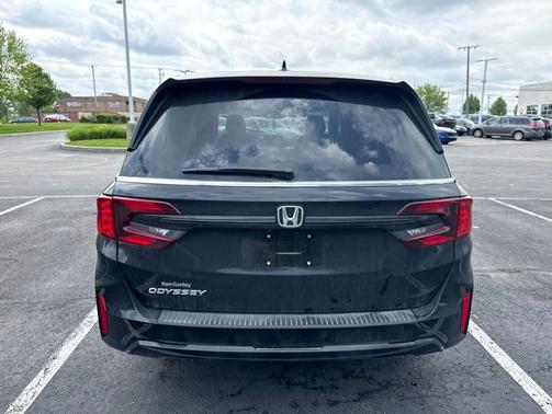 Crystal Black Pearl 2025 Honda Odyssey