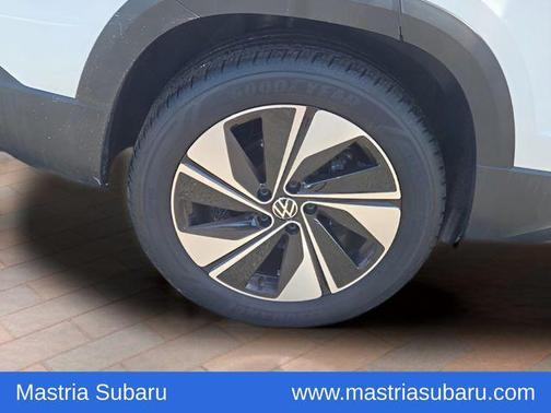 Pure White 2025 Volkswagen Taos 1.5T SE
