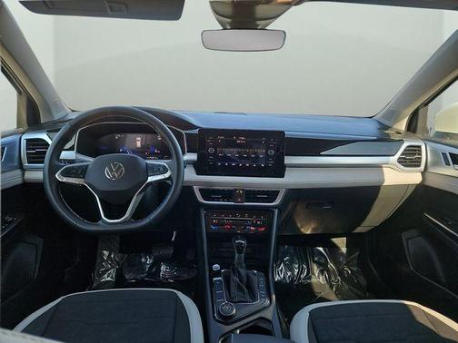 Pure White 2025 Volkswagen Taos 1.5T SE