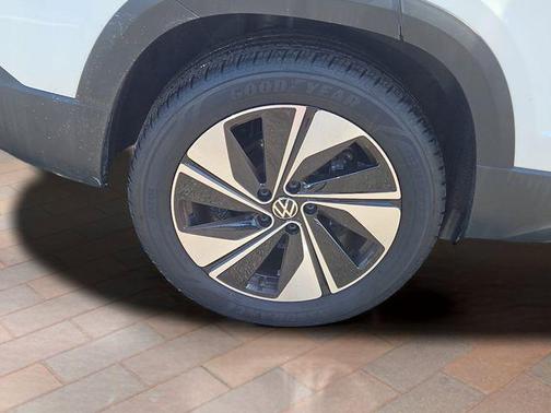Pure White 2025 Volkswagen Taos 1.5T SE