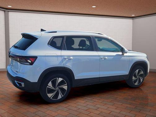 Pure White 2025 Volkswagen Taos 1.5T SE