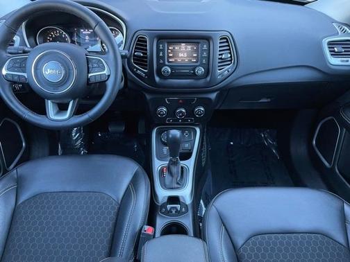 Photo 5 of 31 of 2018 Jeep Compass Latitude