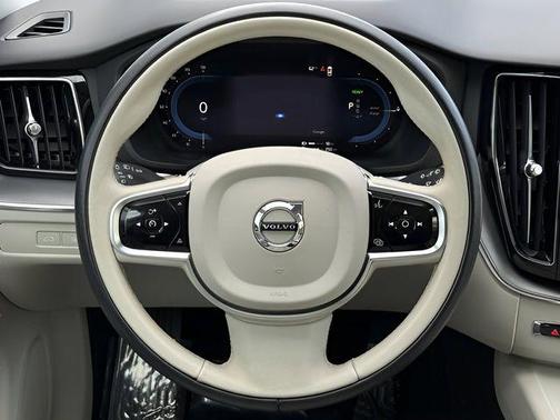 Crystal White Metallic 2024 Volvo XC60 Recharge Plug-In Hybrid T8 Core Dark Theme