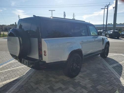2024 Land Rover Defender P400 X-Dynamic SE