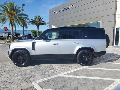2024 Land Rover Defender P400 X-Dynamic SE