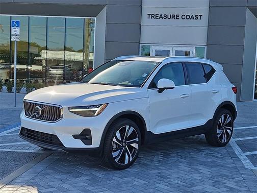 2025 Volvo XC40 B5 Ultra Bright Theme