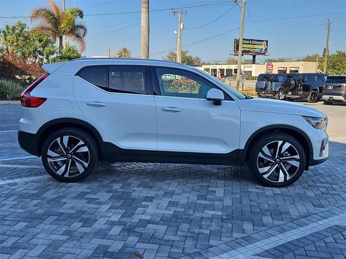 2025 Volvo XC40 B5 Ultra Bright Theme