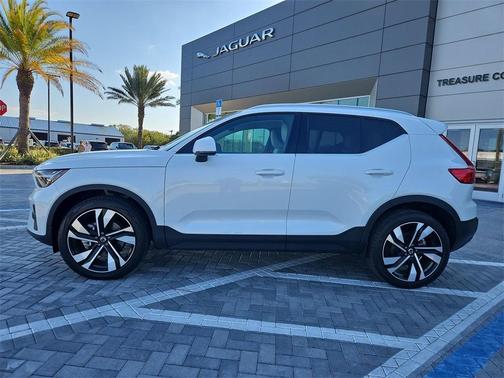 2025 Volvo XC40 B5 Ultra Bright Theme