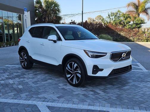 2025 Volvo XC40 B5 Ultra Bright Theme