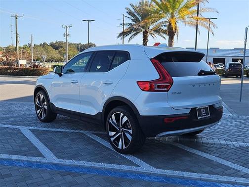 2025 Volvo XC40 B5 Ultra Bright Theme