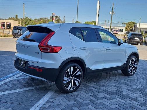 2025 Volvo XC40 B5 Ultra Bright Theme