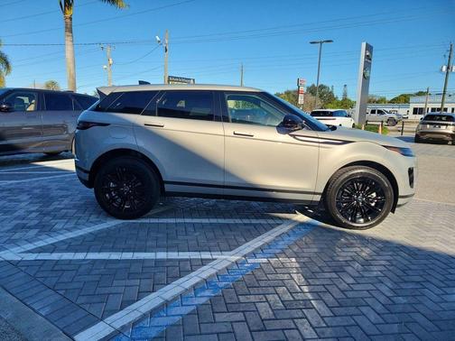 Seoul Pearl Silver 2026 Land Rover Range Rover Evoque Core S