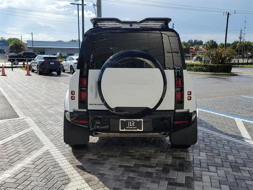 2024 Land Rover Defender P400 X-Dynamic SE