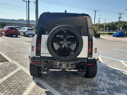 2025 Land Rover Defender P500 X-Dynamic SE