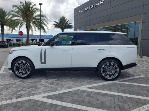 2025 Land Rover Range Rover P400 SE 7 Seat