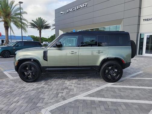 2025 Land Rover Defender P400 X-Dynamic SE