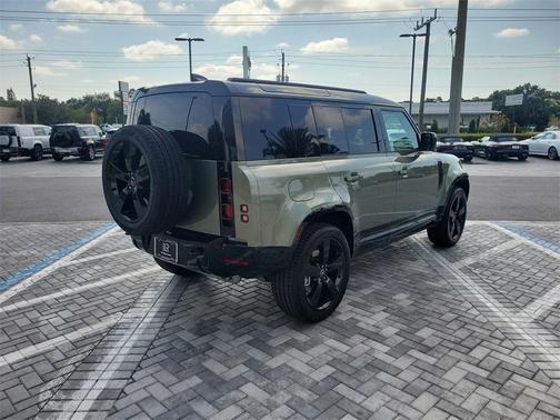2025 Land Rover Defender P400 X-Dynamic SE