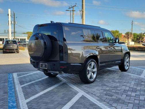 2026 Land Rover Defender P400 X-Dynamic SE