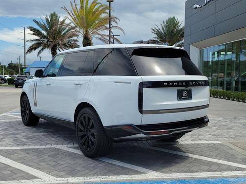 Fuji White 2026 Land Rover Range Rover P400 SE 7 Seat